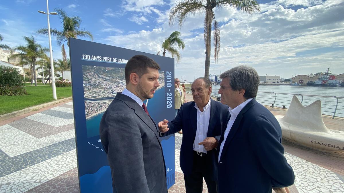 El alcalde y el presidente de la APV, esta mañana en la exposición