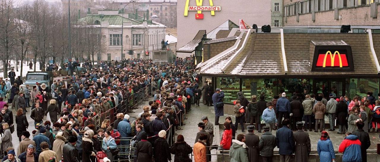 El 31 de enero de 1990, cientos de ciudadanos soviéticos hacen cola ante el primer restaurante McDonald’s abierto en Moscú.