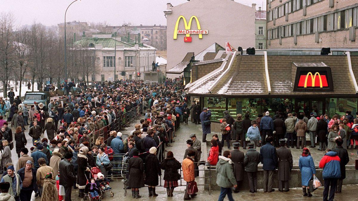 El 31 de enero de 1990, cientos de ciudadanos soviéticos hacen cola ante el primer restaurante McDonald’s abierto en Moscú.