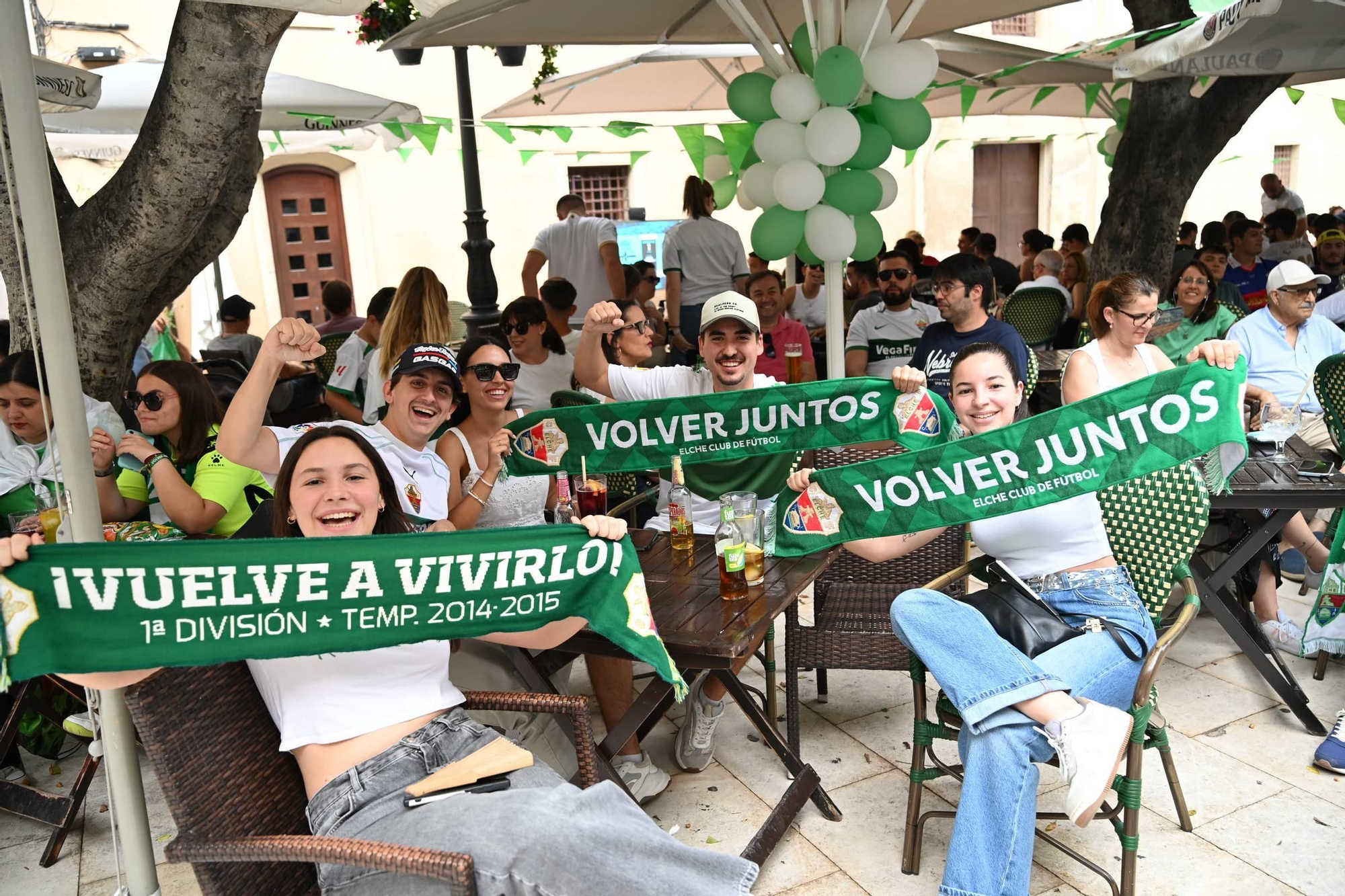 Terrazas llenas y nervios a flor de piel en el centro de Elche para ver el partido