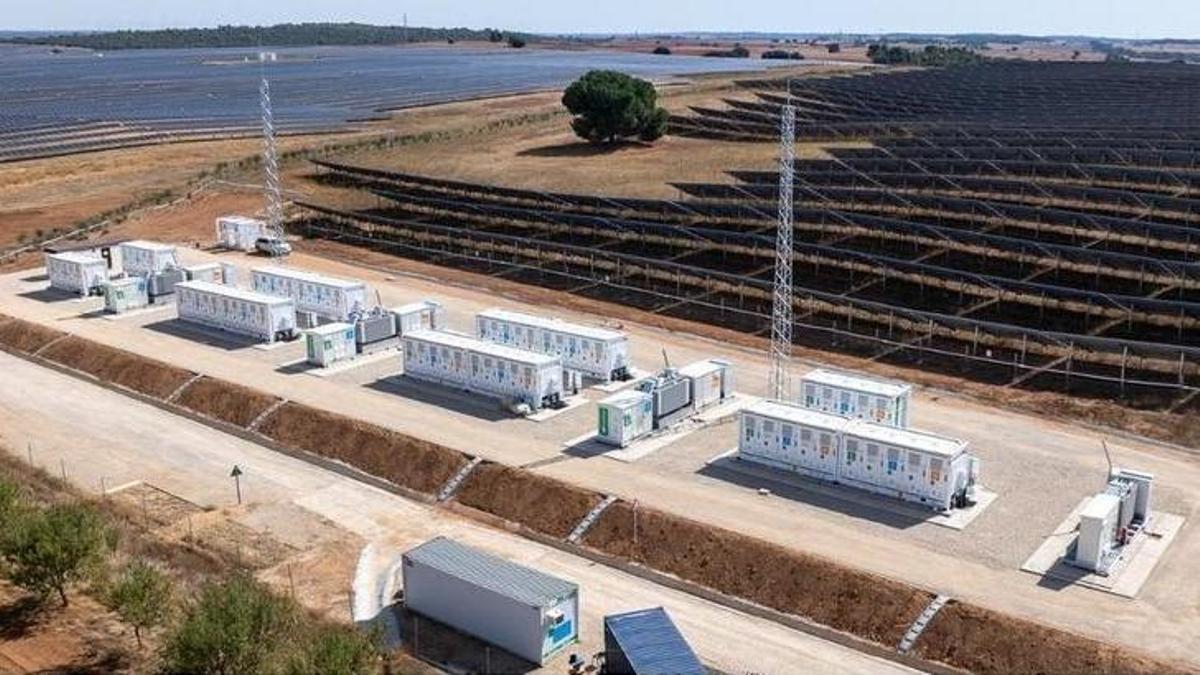 Planta de almacenamiento de energía, junto a un 'campo' solar en Cuenca.