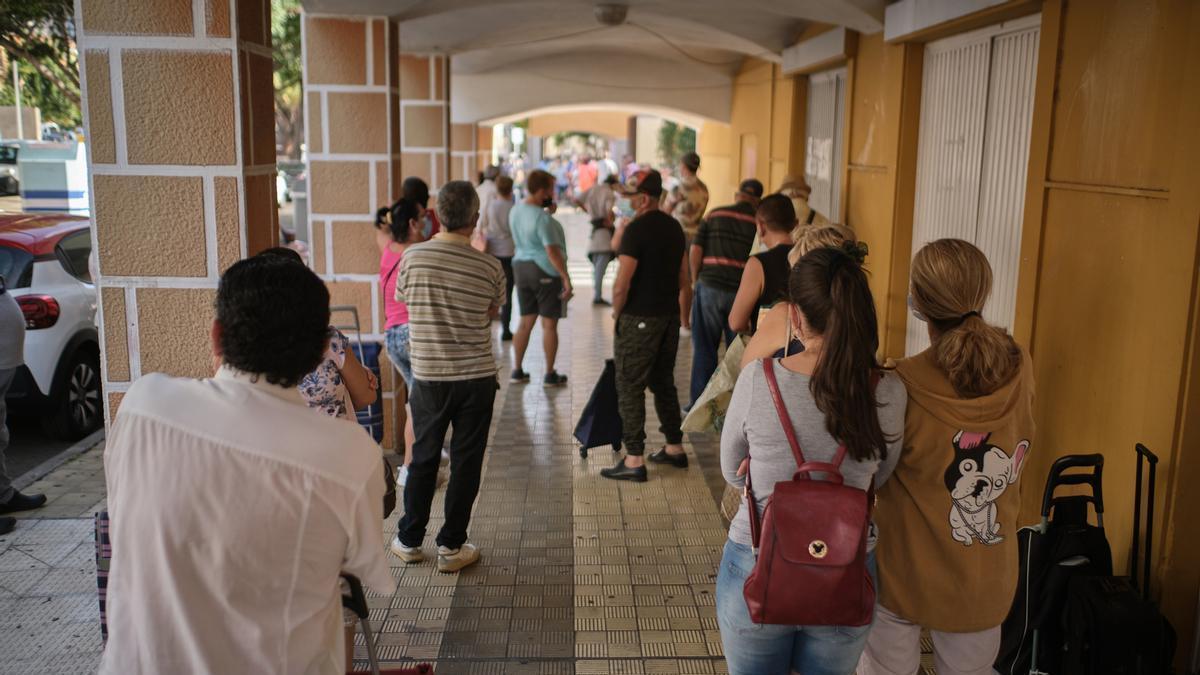 Las colas se repiten cada miércoles y jueves en busca de alimentos en García Escámez.