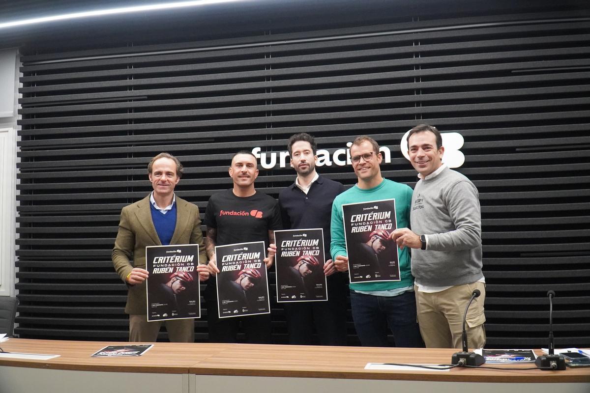 Representantes institucionales junto a Rubén Tanco en la presentación.