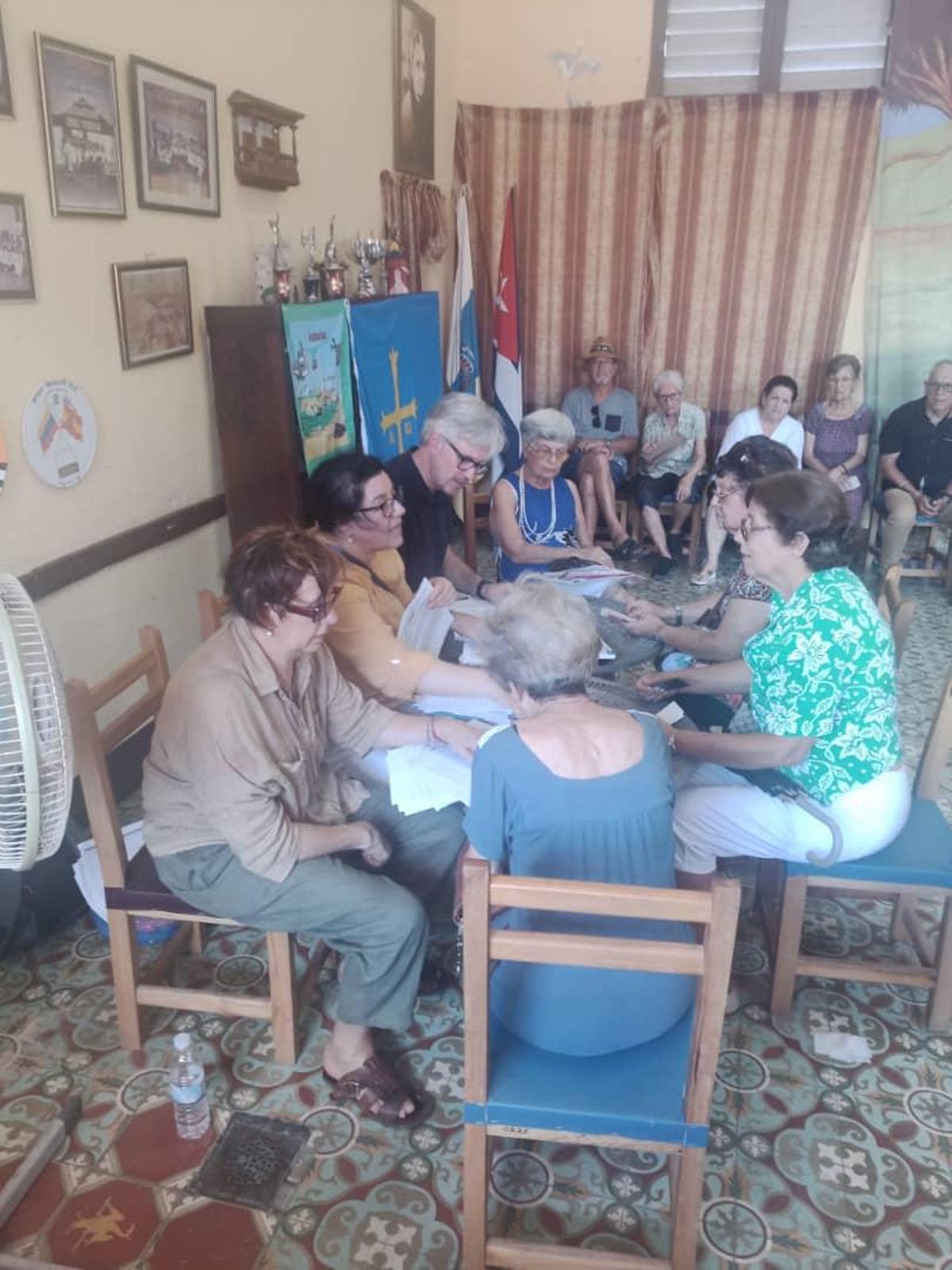 El encuentro entre los representantes del Principado y los asturcubanos en Santa Clara.