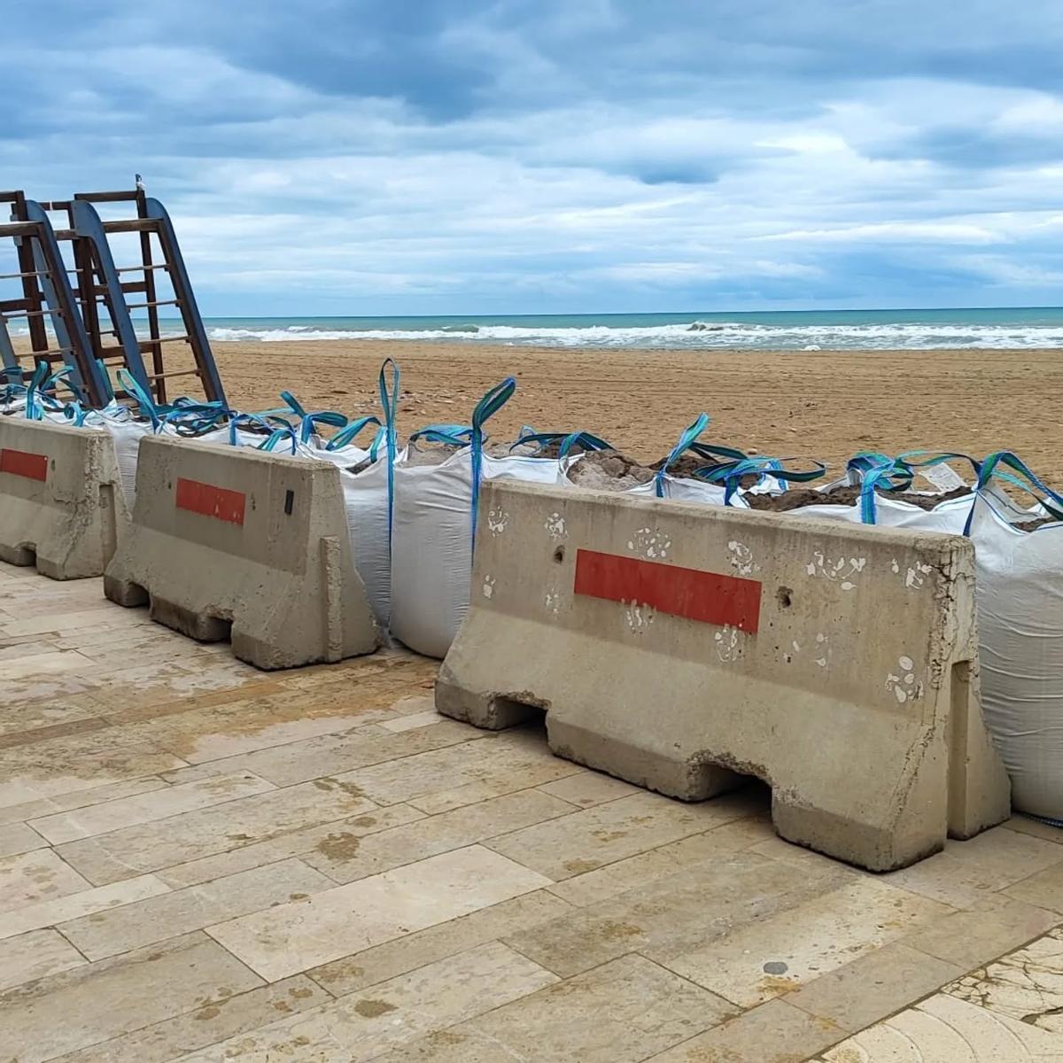 Imagen de los elementos de contención que ha instalado Peñíscola para proteger su litoral.