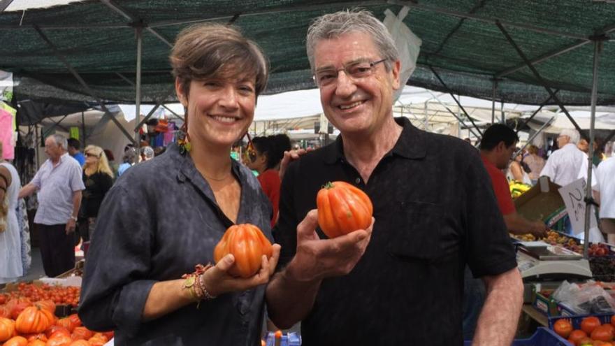 Franz Xaver Gernstl mit Journalistin Deborah auf dem Markt in Palma de Mallorca