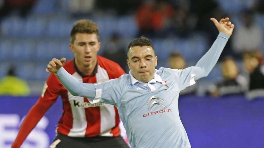 Iago Aspas trata de controlar el balón ante la mirada de Etxeita. // Marta G.Brea