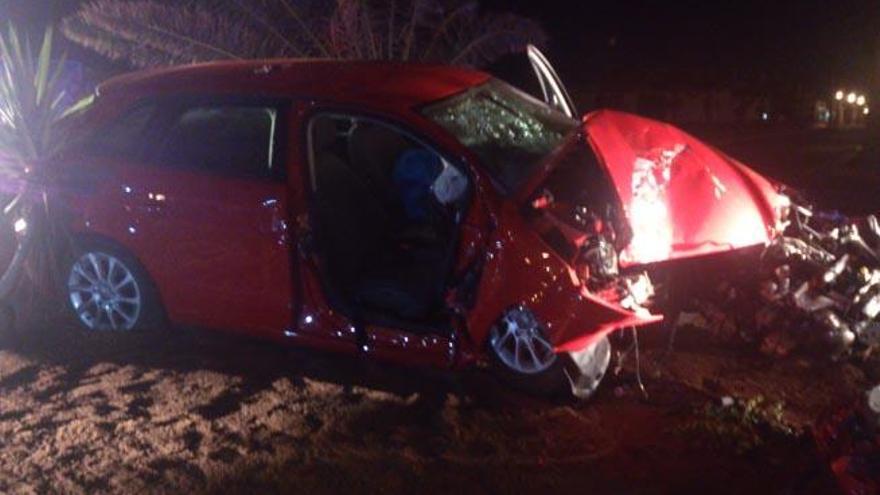 Dos heridos leves en Yaiza tras chocar contra una palmera