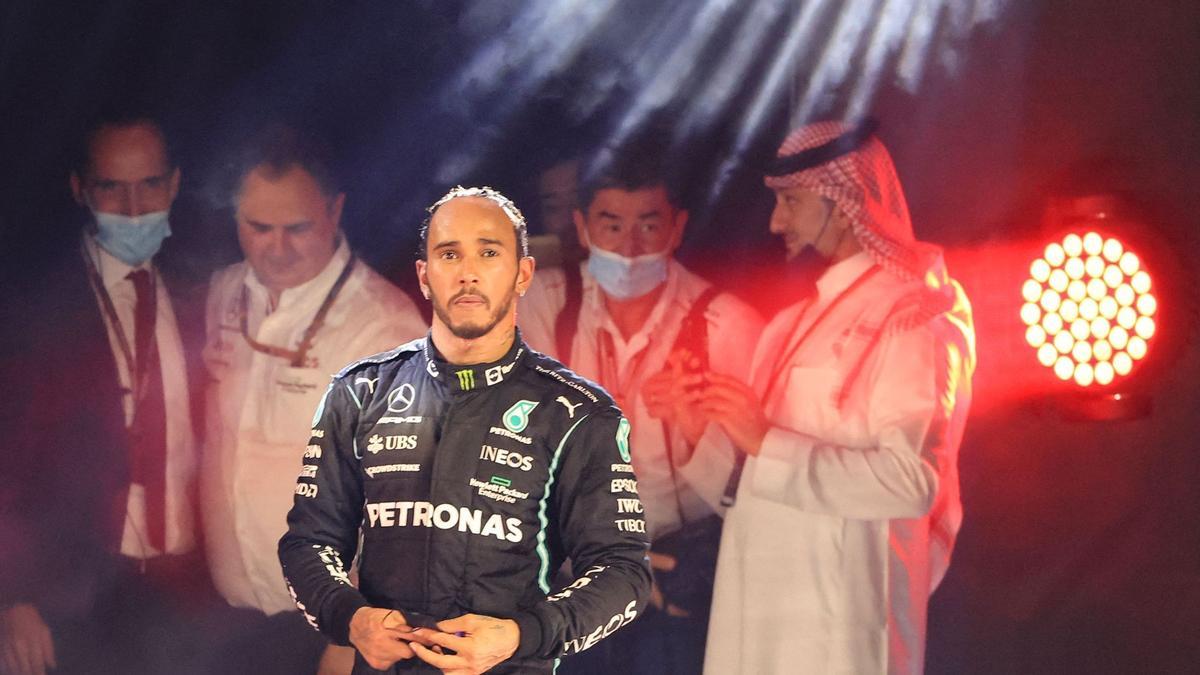 Mercedes' British driver Lewis Hamilton waves as he takes part in the podium ceremony after winning the Formula One Saudi Arabian Grand Prix at the Jeddah Corniche Circuit in Jeddah on December 5, 2021. (Photo by Giuseppe CACACE / AFP)