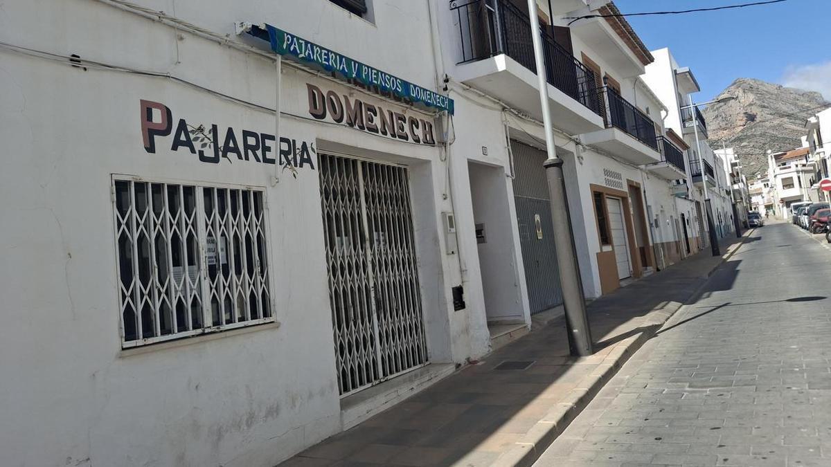 La calle ha perdido vida tras el cierre de la tienda de piensos y frutas y verduras del terreno