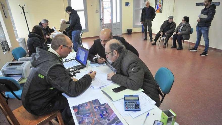 Técnicos de Infraestruturas participaron ayer en las actas de expropiación en San Miguel de Deiro. // I.A.