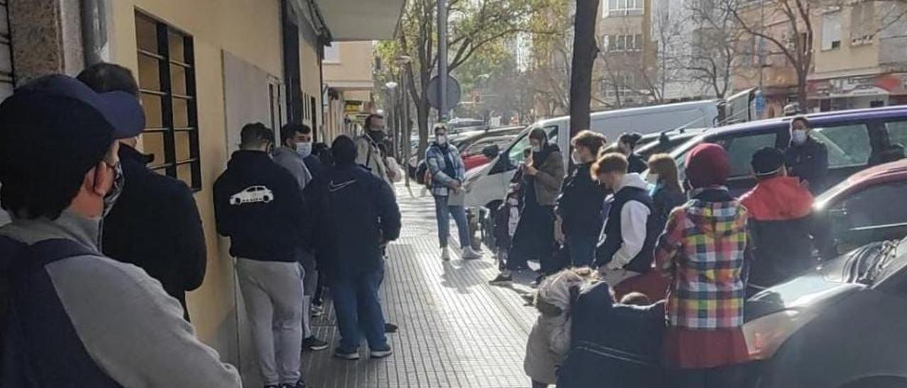 Largas colas ayer en el centro de salud de Pere Garau