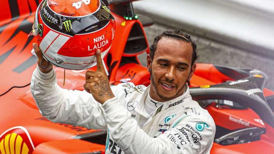 Hamilton muestra el nombre de Lauda, escrito en su casco. // Srdjan Suki