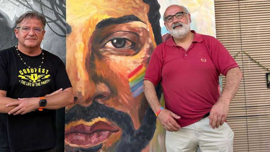 Vecinos de O Ventorrillo posan con un mural. | LOC