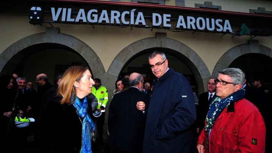 La ministra Ana Pastor, durante una visita a la estación de ferrocarril de Vilagarcía de Arousa. // Iñaki Abella