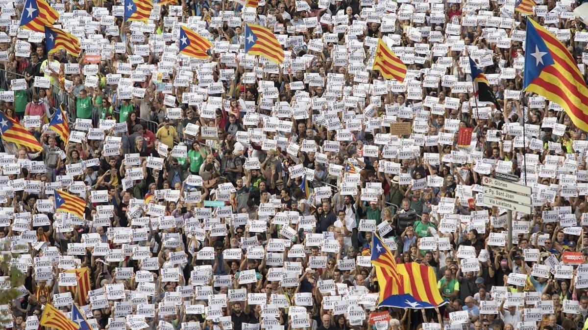 Manifestación por la libertad de Jordi Sànchez y Jordi Cuixart en Paseo de Gracia.