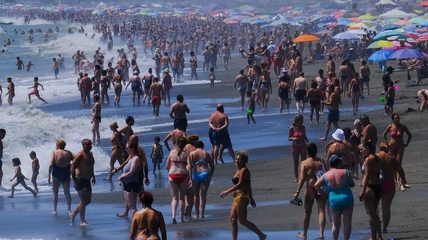 Las playas de Málaga llenas en el fin de semana de inicio de las vacaciones de agosto.