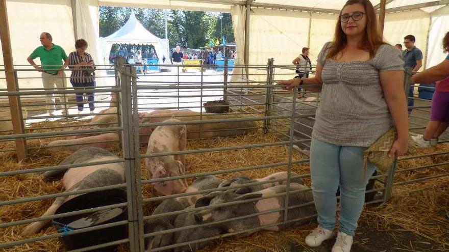 Lara Suárez, con algunos de sus cerdos.