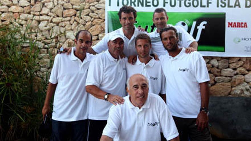 Imagen del grupo de invitados que participaron en el primer torneo de ´futgolf´ celebrado en Ibiza.