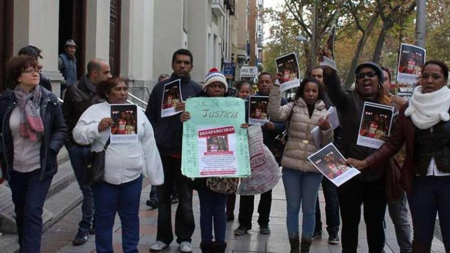 Familiares y amigos de las fallecidas en una marcha en Madrid. c. r.