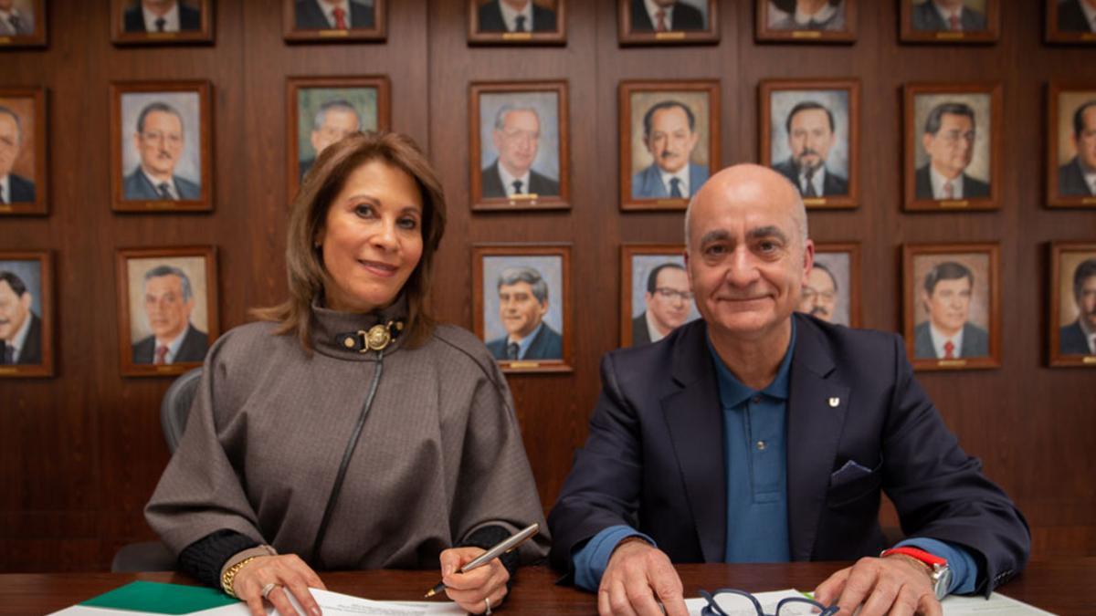 La rectora de la Universitat El Bosque, la Dra. María Clara Rangel Galvis, i el director general de la Fundació Universitària del Bages, el Dr. Valentí Martínez Espinosa, durant la signatura del conveni