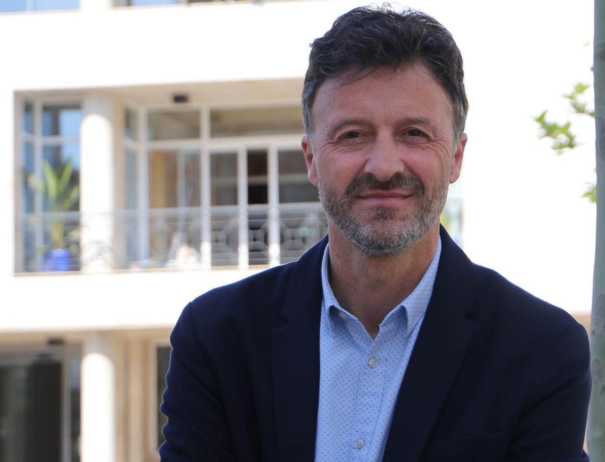 Víctor Puga, davant de la Casa de la Vila