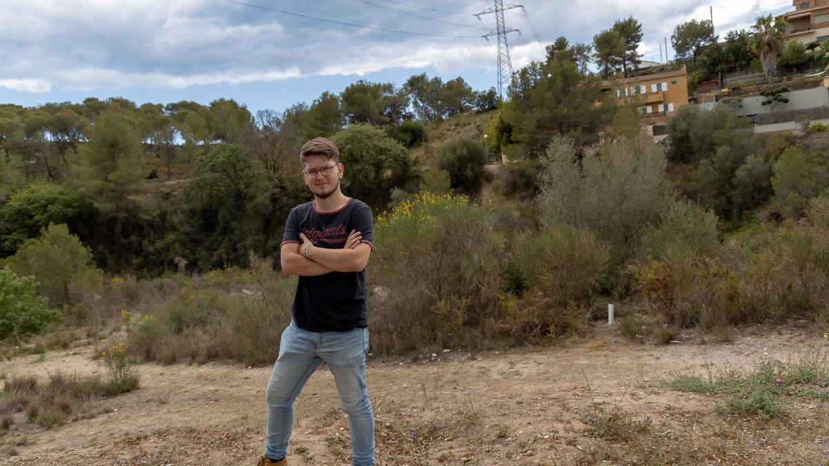 Sebastián Cuenca, vecino de la urbanización Mas Trader (Cubelles), rodeada de zona forestal.