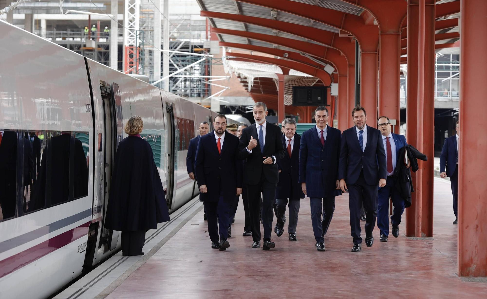 El AVE realiza su viaje inaugural de Madrid a Asturias