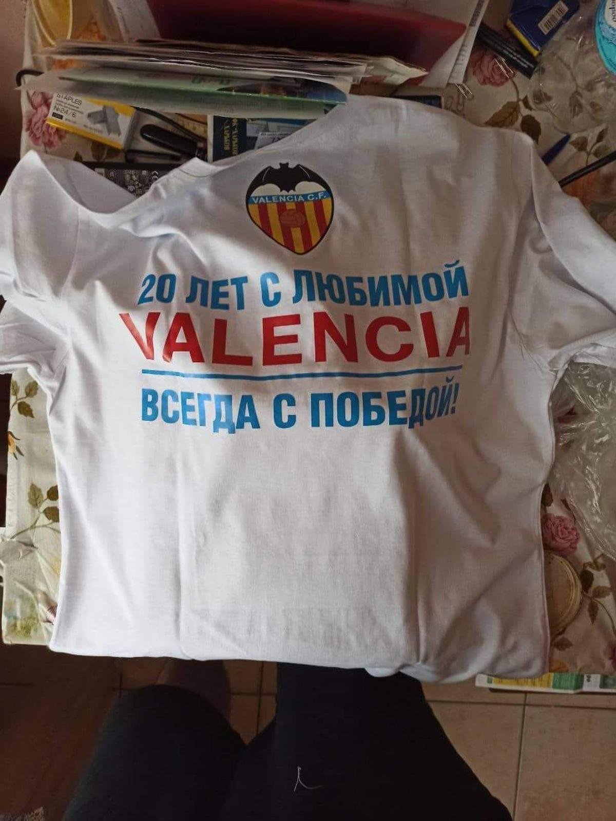 Camiseta conmemorativa del Valencia CF con palabras en ruso