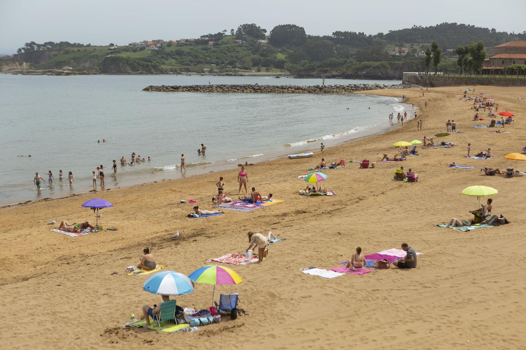 Así se sofoca el calor en la comarca de Avilés: de la playa a los parques