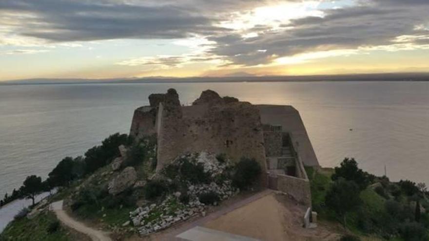 El castell de la Trinitat de Roses davant la badia.