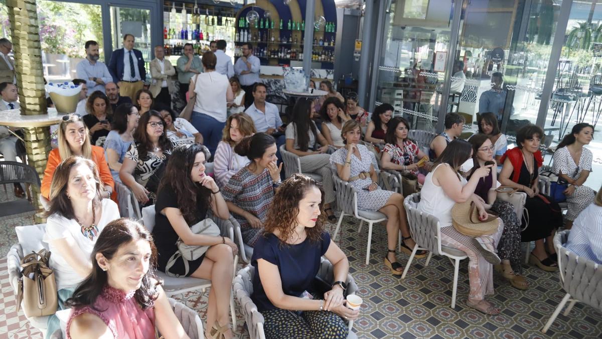 Juan Bravo ha mantenido un encuentro con mujeres empresarias en Córdoba.