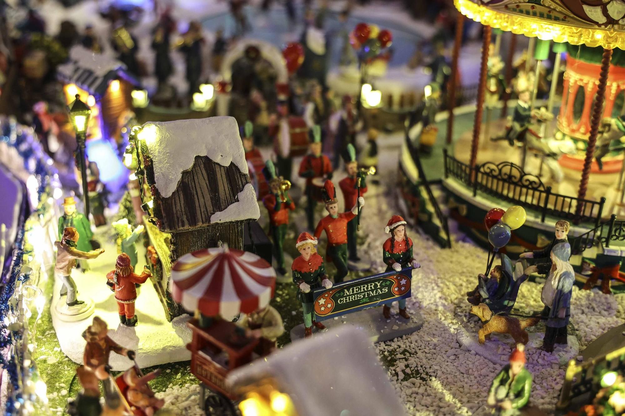 Un sanvicentero monta en su casa un espectacular poblado de navidad