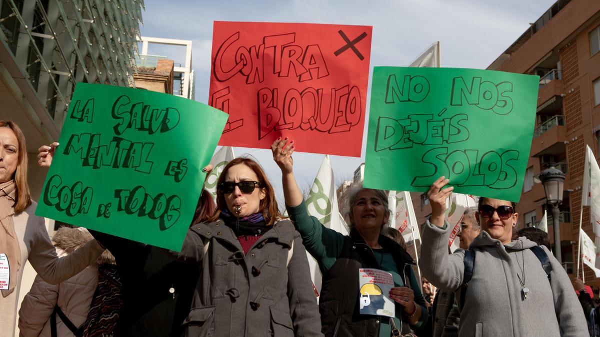 Protesta para pedir recursos para salud mental.