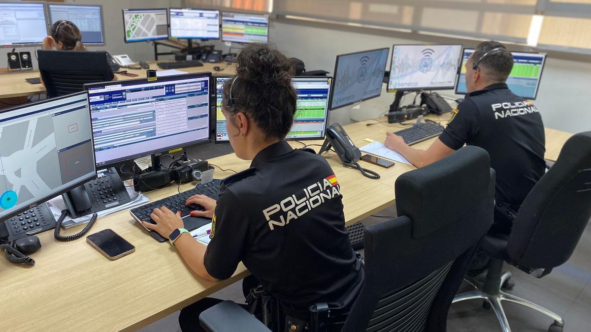 Imagen de la sala del 091 de la Policía Nacional en Alicante, donde se atienden las llamadas de emergencia.