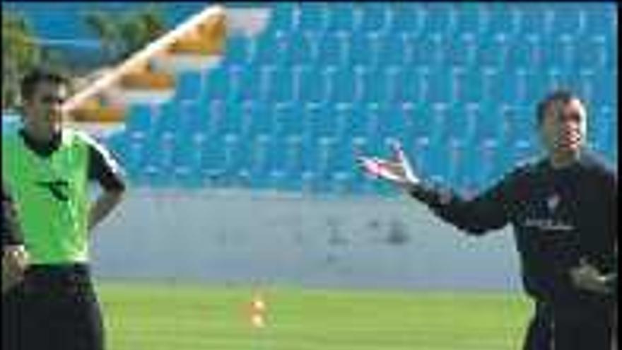 José Carlos

 Granero da órdenes, ayer, durante su primer entrenamiento