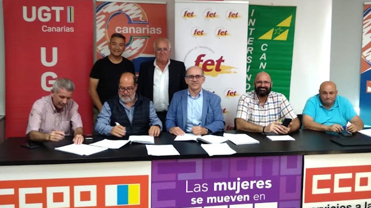 Representantes sindicales y de la FET en la firma del l Convenio Colectivo del Transporte Discrecional de Viajeros de la provincia de Las Palmas, este lunes, en la capital grancanaria.