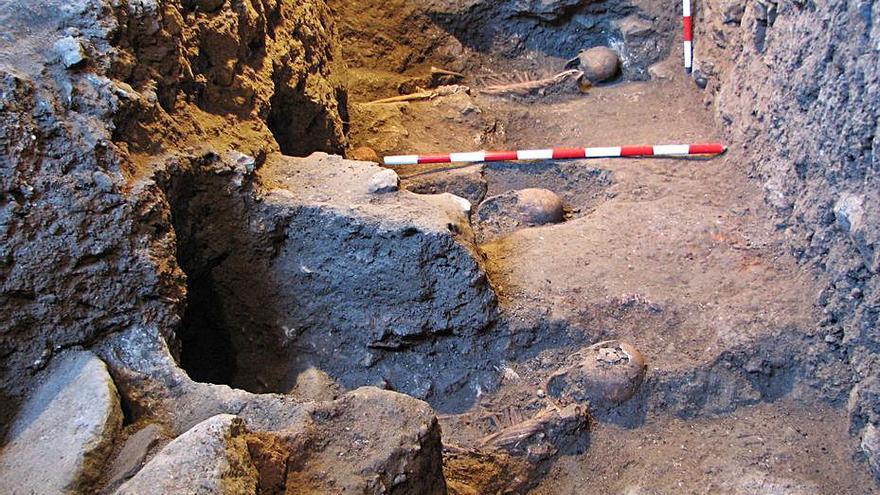 Las inhumaciones en Dalt Vila. | MAEF