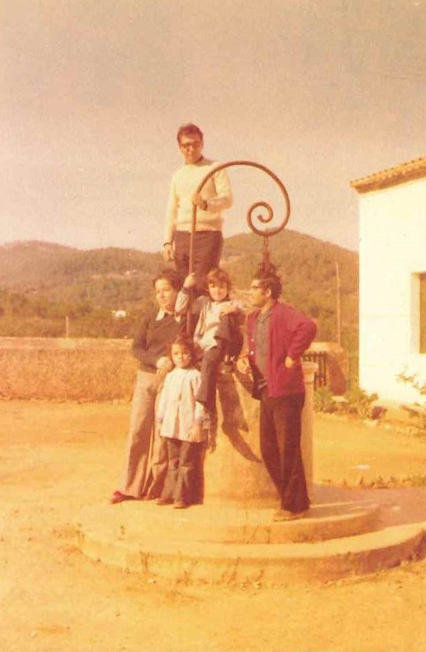 La familia Rincón Bustos, con el párroco Josep Ribas en la antigua escuela y casa.