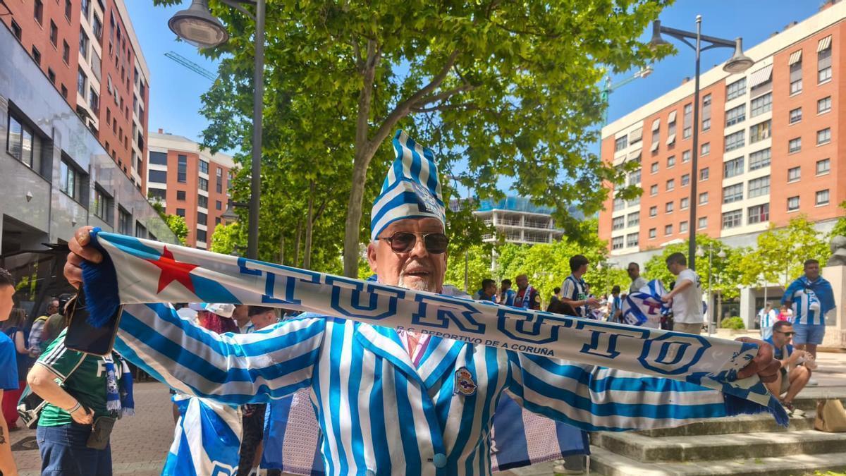 Bienvenido, el aficionado del Dépor de 72 años sin entrada y un traje de cuatro décadas