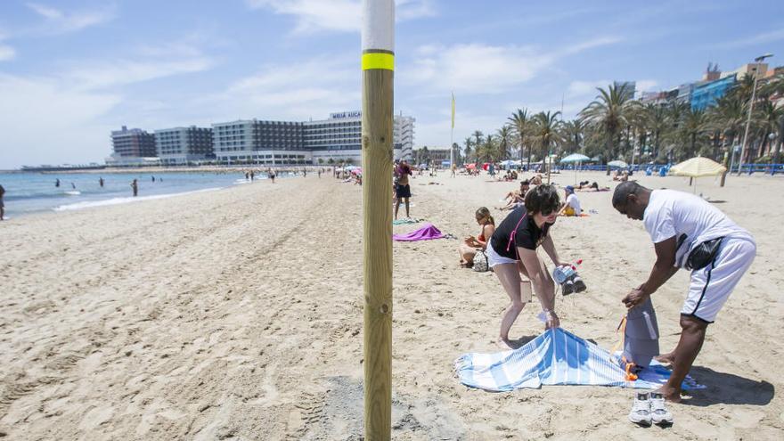 Playa del Postiguet, con balizas, para mantener las distancias