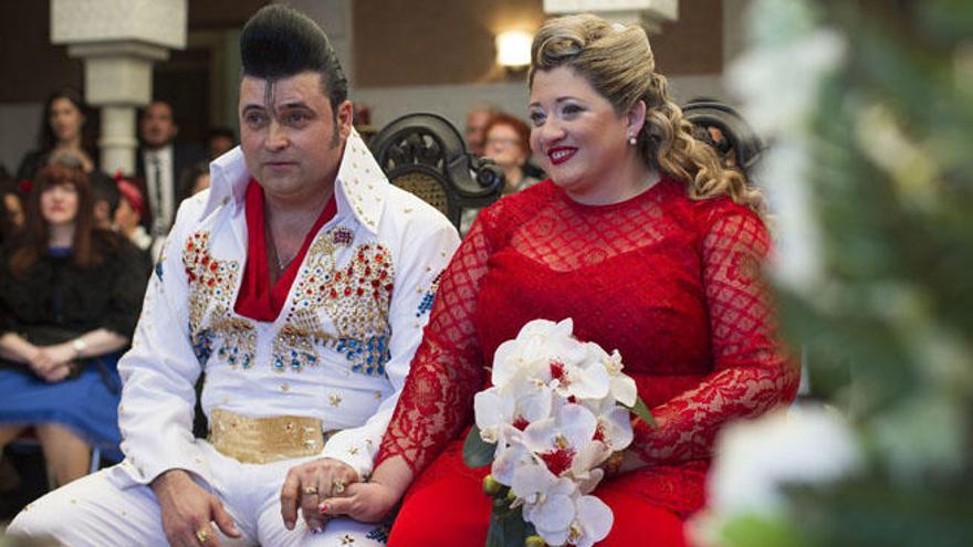La pareja formada por José Gil e Isabel Domenech,durante la ceremonia en la que han contraido matrimonio en el Castillo de Bil Bil, marcada por el ambiente rockabilly en la que el novio se ha vestido como el cantante Elvis Presley.