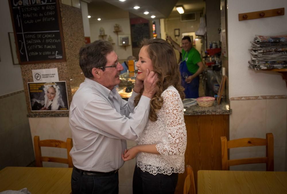 Ana Belén Castelló acompaña unas horas a su padre en el bar que regenta en pleno centro de Alicante y que es punto de encuentro de foguerers