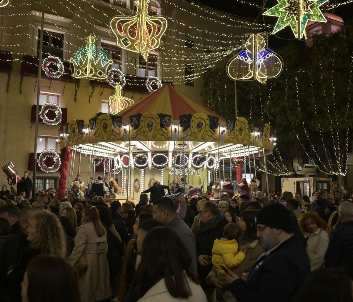 Las luces navideñas que se han instalado en la Plaça de Baix. | MATÍAS SEGARRA