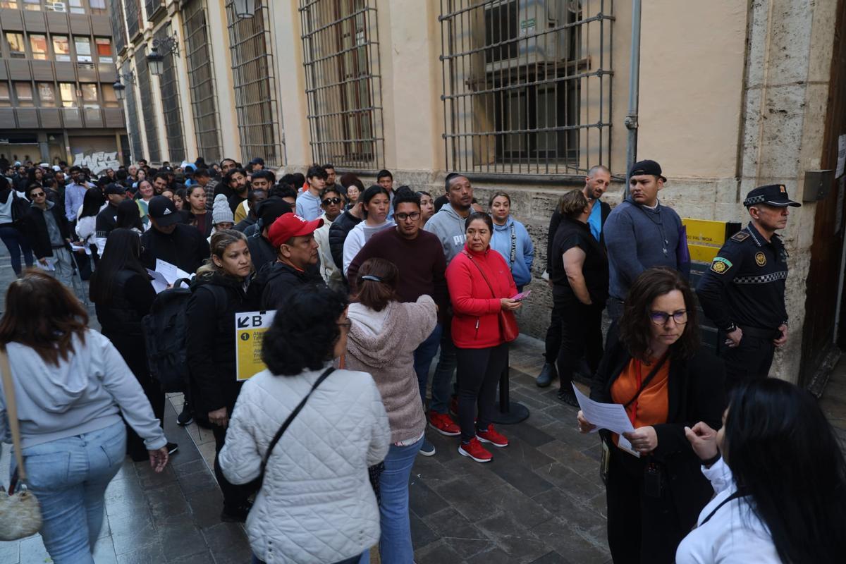 La regularizacion extraordinaria de migrantes colapsa los servicios sociales municipales de València