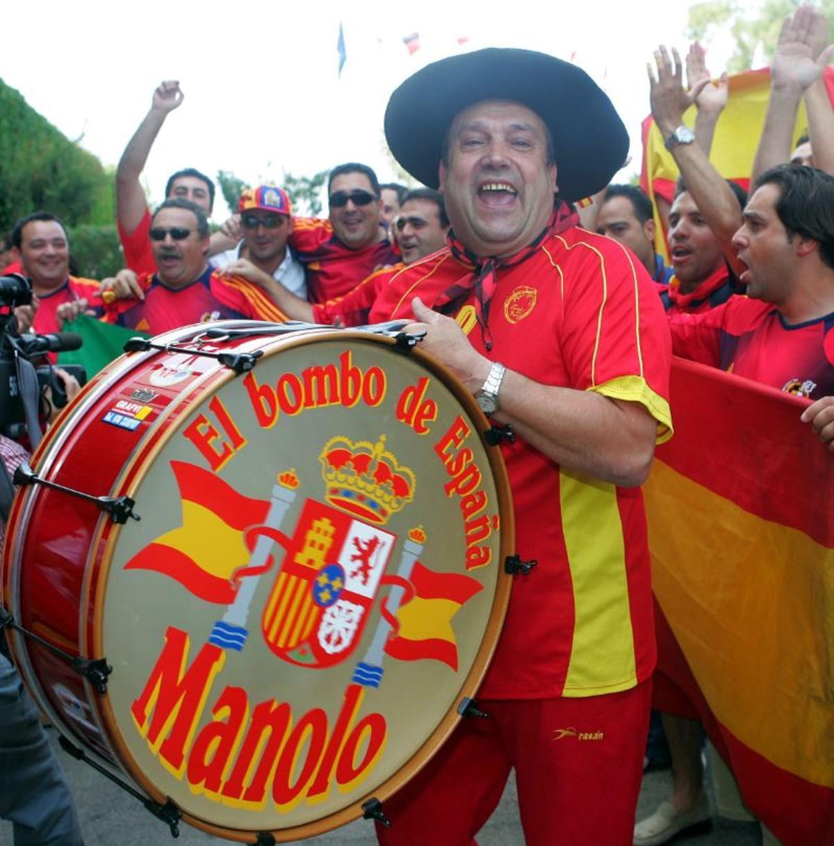 Manolo con su Bombo celebrando