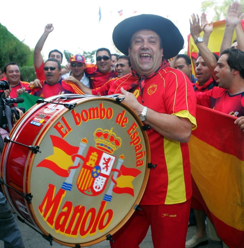 Manolo con su Bombo celebrando