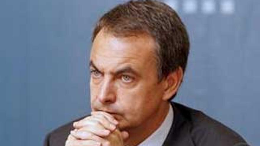 Zapatero: &quot;Hoy es un día para la confianza que permitirá remontar dificultades&quot;