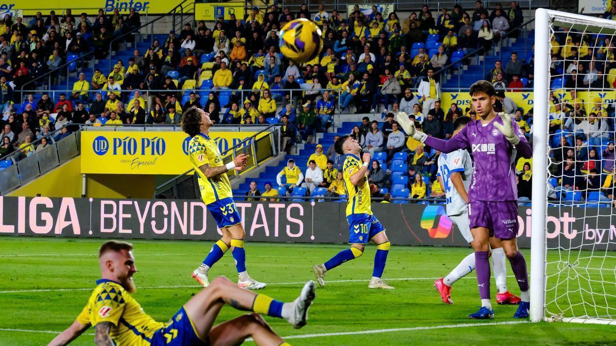 McBurnie se lanza en plancha pero no remata un centro lateral de Mika Mármol