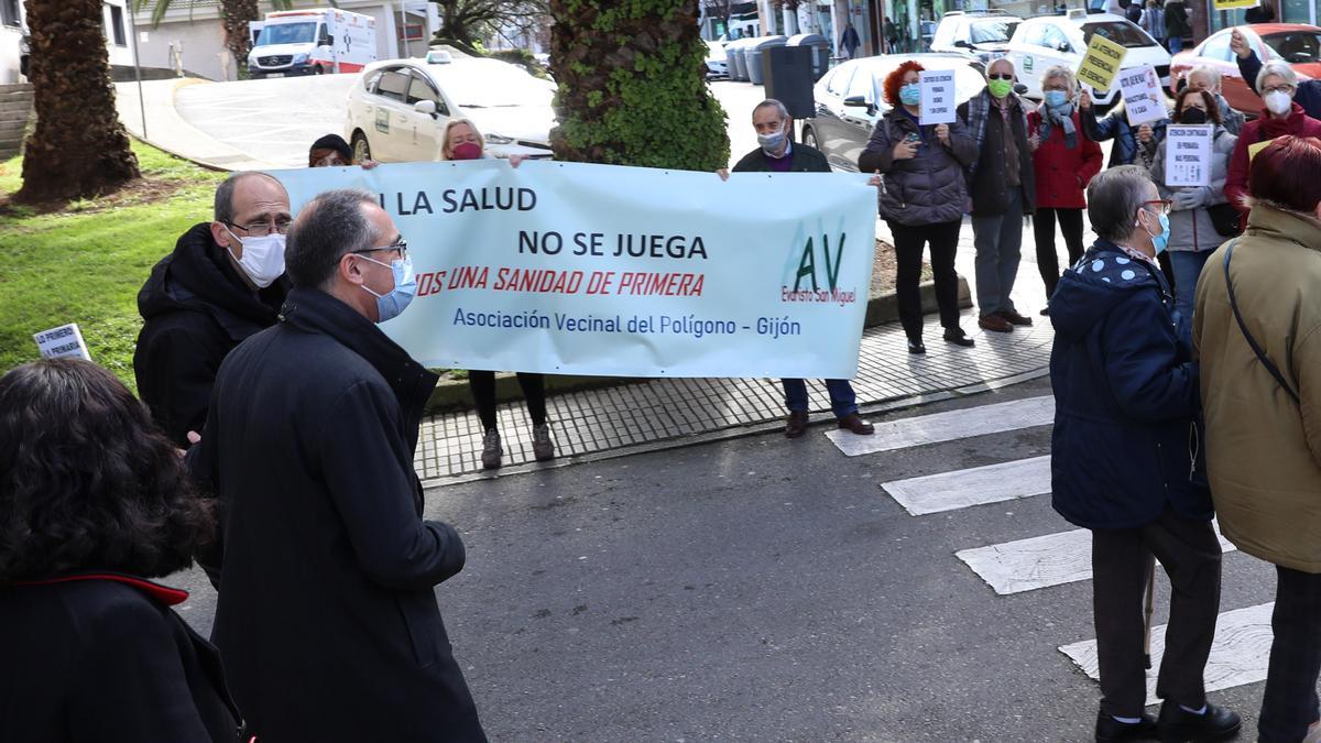 Concentración de los vecinos del Polígono, esta mañana en el centro de salud